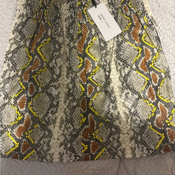 Stylish Snake Print Button-Down Skirt - Picture 3 of 3